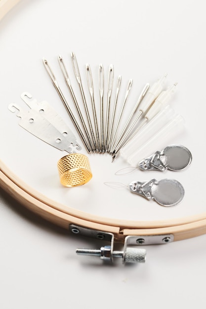 warsztat haftu: igły i rama